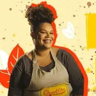 Imagem em tons de amarelo de uma menina com cabelos pretos à esquerda e os dizeres do programa à direita e desenhos de cacau