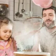 Dia das Crianças: pai cozinhando com a filha