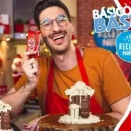 Montagem de um rapaz com uma casa feita de chocolates sobre uma bancada e ao lado direito os dizeres com o título do vídeo