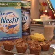 Imagem da receita de muffins e café ao lado esquerdo e os dizeres do programa no lado direito