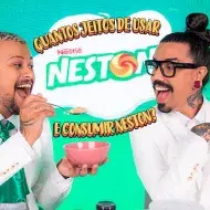 Imagem de dois homens brancos lado a lado, com um fundo verde e a marca Neston ao fundo
