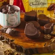 Imagem da receita à esquerda e à direita os logotipos das marcas e o título da aula