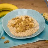 Imagem de uma receita em prato azul com o mingau dentro com banana e Nesfit Cereal. Ao lado, o título com logotipo de Nesfit