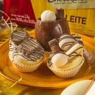 Imagem da receita à esquerda e à direita os logotipos das marcas e o título da aula