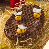 Imagem da receita à esquerda e à direita os logotipos das marcas e o título da aula