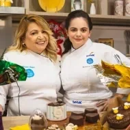 Imagem de duas mulheres uniformizadas à esquerda e à direita os logotipos das marcas e o título da aula