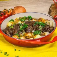 Montagem com a imagem da receita de Carne de Panela à esquerda e o nome do programa à direita com o logo de Maggi