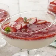 Mousse de Leite Moça e Purê de Morango
