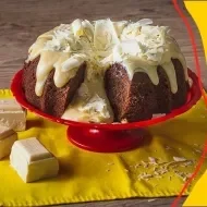 Imagem do bolo à esquerda e ao lado o título da receita, com fundo chapado em amarelo e logo de Garoto e Receitas Nestlé