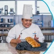 Montagem com a imagem de uma chefe com uniforme branco à esquerda e à direita o título da aula bisnaguinha