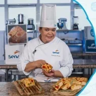 Montagem com a imagem de uma chefe com uniforme branco à esquerda e à direita o título da aula de focaccia