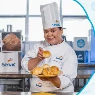 Montagem com a imagem de uma chefe com uniforme branco à esquerda e à direita o título da aula de pão de batata