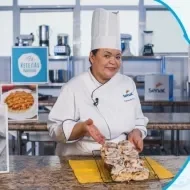 Montagem com a imagem de uma chefe com uniforme branco à esquerda e à direita o título da aula de cinnamon rolls