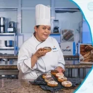 Montagem com a imagem de uma chefe com uniforme branco à esquerda e à direita o título da aula de donuts