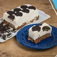 Montagem com a imagem da torta à esquerda e ao lado o título da receita, com fundo azul e logo de NEGRESCO e Receitas Nestlé