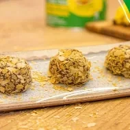 Montagem com a imagem da receita à esquerda e ao lado o título, com fundo em verde e logo de Neston e Receitas Nestlé.