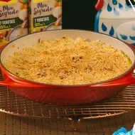 Montagem com a foto do frango gratinado à esquerda, o nome do programa e da receita à direita e a galinha azul no centro