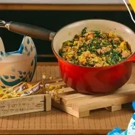 Montagem com a foto do linguiça refogada à esquerda, o nome do programa e da receita à direita e a galinha azul no centro 