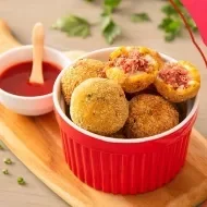 Montagem com os bolinhos à esquerda e título da receita, com fundo chapado em amarelo e logo de MAGGI e Receitas Nestlé