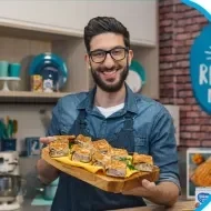 Montagem com a imagem de um chefe com uniforme jeans à esquerda e à direita o título da aula de torta cremosa de carne moída