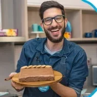 Montagem com a imagem de uma chefe com uniforme branco à esquerda e à direita o título da aula de torta alemã