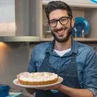 Montagem com a imagem de um chefe com uniforme jeans à esquerda e à direita o título da aula de torta banoffee