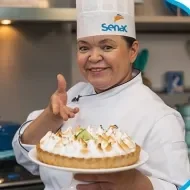 Montagem com a imagem de uma chefe com uniforme branco à esquerda e à direita o título da aula de torta de limão