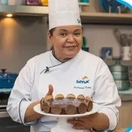 Montagem com a imagem de uma chefe com uniforme branco à esquerda e à direita o título da aula de torta holandesa