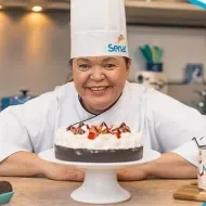 Montagem com a imagem de uma chefe com uniforme branco à esquerda e à direita o título da aula de Torta Morangoffee
