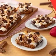 Imagem do S’mores à esquerda e ao lado o título da receita, com fundo em Vermelho e logo de KITKAT e Receitas Nestlé