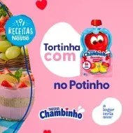 Montagem com a imagem da receita à esquerda e ao lado o título, com fundo em rosa e logo de Chambinho e Receitas Nestlé.
