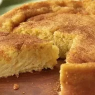 Bolo de Milho Cremoso em cima de um prato
