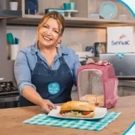  Montagem com a imagem de uma chefe com uniforme branco à esquerda e à direita o título da aula.