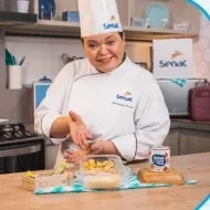 Montagem com a imagem de uma chefe com uniforme branco à esquerda e à direita o título da aula.