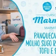 Montagem com a imagem de uma chefe com uniforme branco à esquerda e à direita o título da aula.