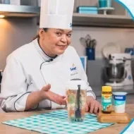 Montagem com a imagem de uma chefe com uniforme branco à esquerda e à direita o título da aula.