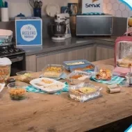 Montagem com a imagem de uma chefe com uniforme branco à esquerda e à direita o título da aula.