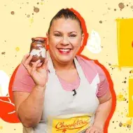 Imagem em tons de amarelo de uma mulher com cabelo preso à esquerda, os dizeres do programa à direita e desenhos de cacau