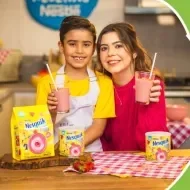 Montagem de uma foto de um menino e uma menina, uma bancada com copos, bebidas e frutas e os dizeres do programa à direita