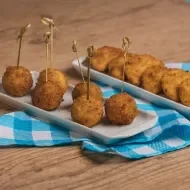 Montagem com a imagem da receita de bolinha de queijo à esquerda e à direita o título da aula.