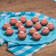 Montagem com a imagem da receita de docinho rosa à esquerda e à direita o título da aula.