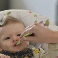 Mãe alimentando o seu bebê