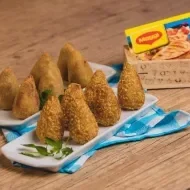 Montagem com a imagem da receita de coxinha à esquerda e à direita o título da aula.