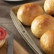 Pão de Batata Doce em uma bandeja em cima de uma mesa
