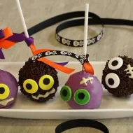 Popcakes Monstro enfeitados na mesa