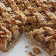 Torta de Maçã em cima de um prato em uma mesa