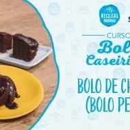 Montagem com a imagem da receita de bolo de chocolate à esquerda e à direita o título da aula.