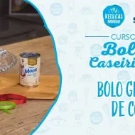 Montagem com a imagem da receita de bolo de coco à esquerda e à direita o título da aula.