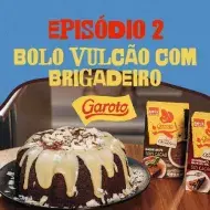 Montagem com um fundo azul, a foto da receita de bolo de chocolate no centro, o nome do programa e os logos das marcas