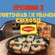 Montagem com um fundo azul, a foto da receita de tortinhas de frango no centro, o nome do programa e os logos das marcas